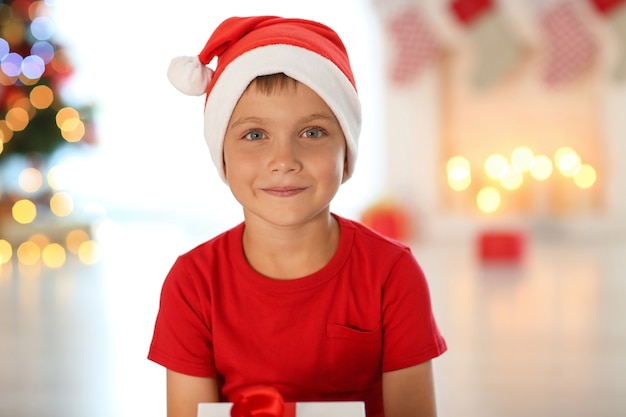 Mignon petit garçon en bonnet de Noel à la maison