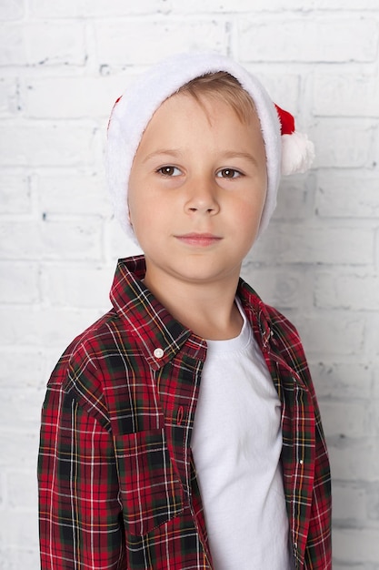 Mignon petit garçon dans le chapeau du père noël