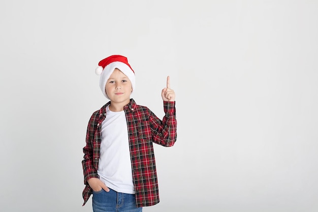 Mignon petit garçon dans le chapeau du père noël