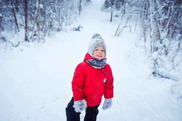 mignon petit garçon dans la neige