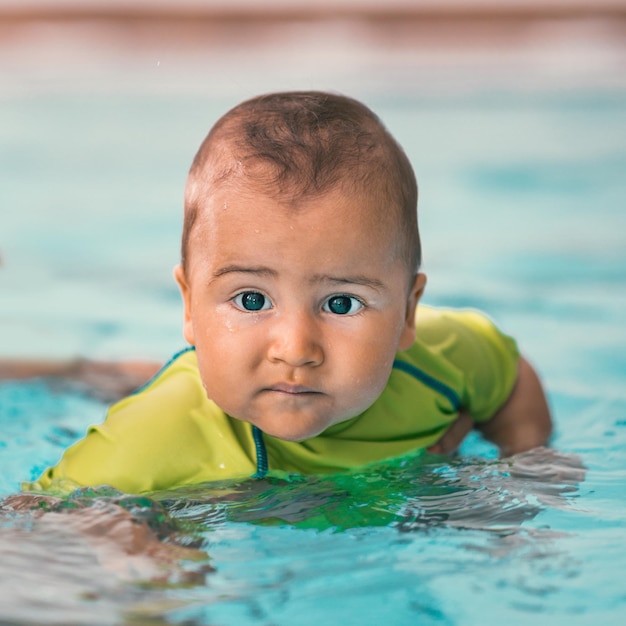 Mignon petit garçon dans une piscine