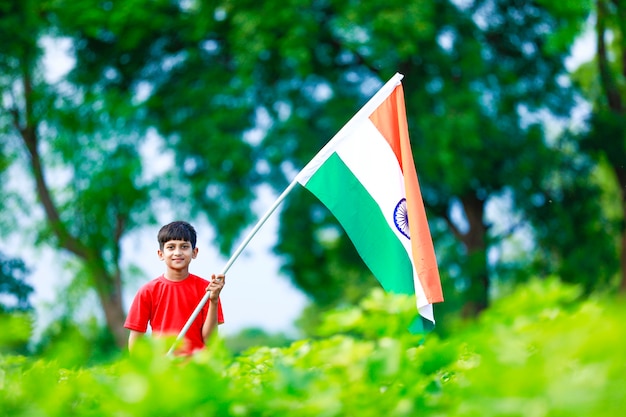 Mignon petit garçon avec le drapeau tricolore national indien