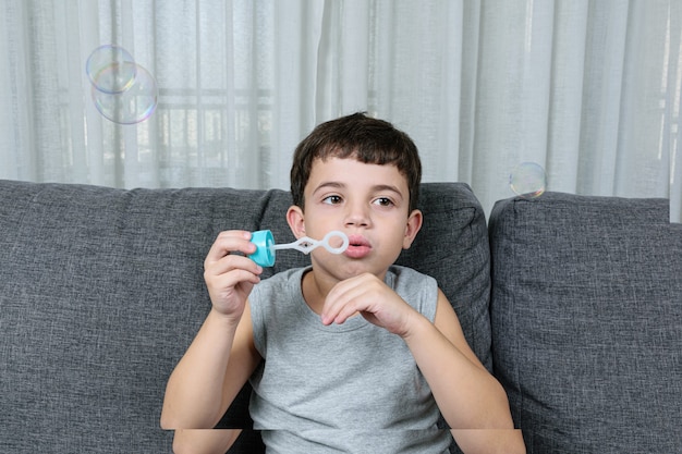 Mignon petit garçon faisant des bulles de savon