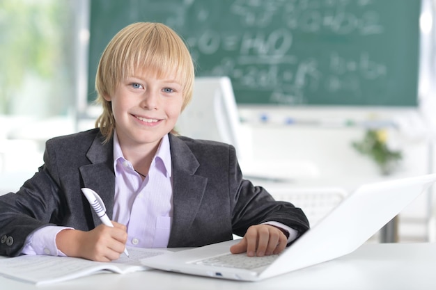 Mignon petit garçon fait ses devoirs