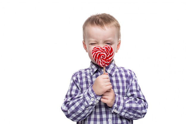 Mignon petit garçon heureux avec sucette caucasien sur fond blanc isolé