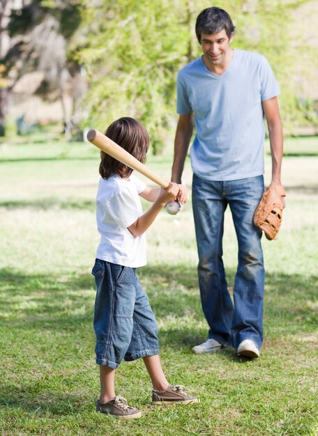 Mignon petit garçon jouant au baseball avec son père