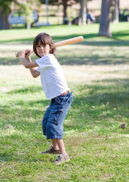 Mignon petit garçon jouant au baseball