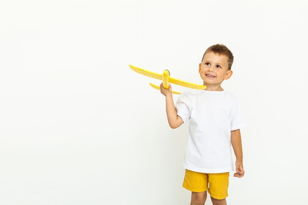 Mignon petit garçon jouant avec un jouet