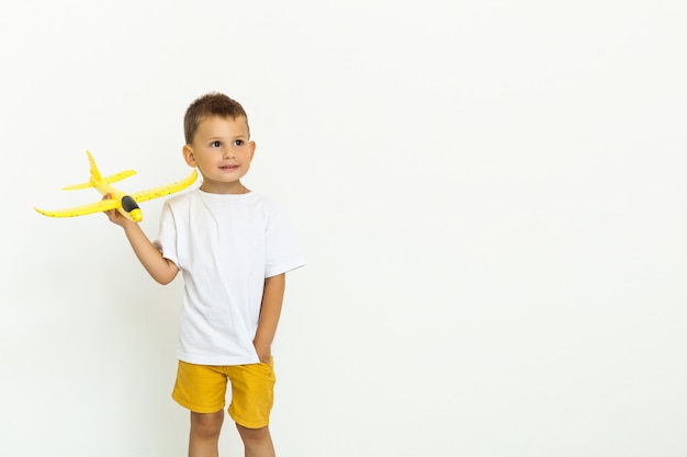 Mignon petit garçon jouant avec un jouet