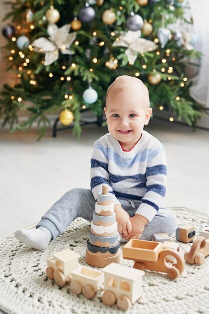 Mignon Petit Garçon Joue Avec Train En Bois Jouet, Voiture Jouet, Pyramide Et Cubes, Concept De Développement D'apprentissage. Développement De La Motricité Fine Des Enfants, De L'imagination Et De La Pensée Logique