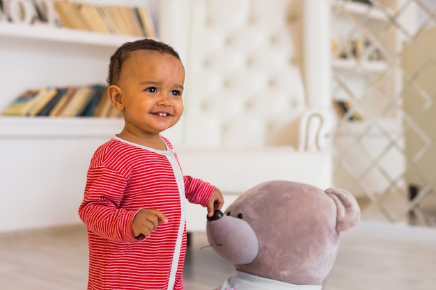 Mignon petit garçon à la maison. Enfant métis.