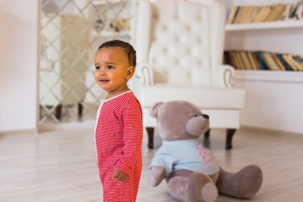 Mignon petit garçon à la maison. Enfant métis.