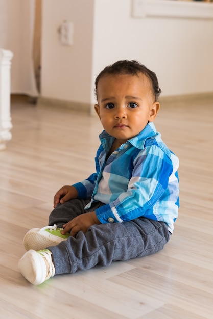 Mignon petit garçon à la maison. Enfant métis.