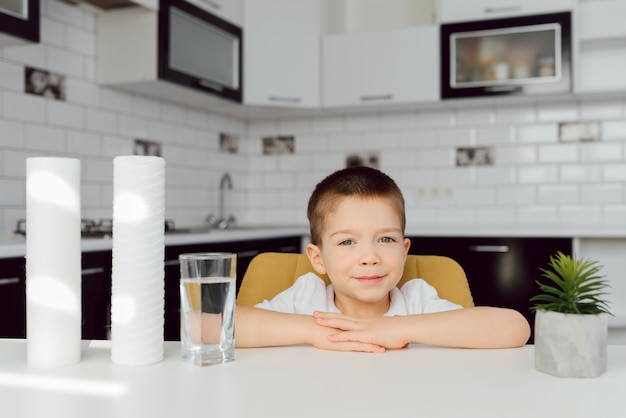 Mignon petit garçon à la maison portrait