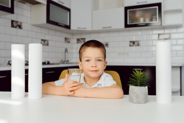 Mignon petit garçon à la maison portrait