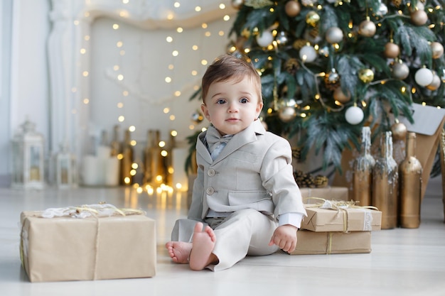 mignon petit garçon à la maison