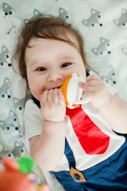 Mignon petit garçon mange des fruits du grignoteur de bébé