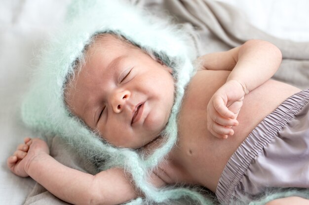 Un Mignon Petit Garçon Nouveau-né Dort Doucement Dans Une Casquette Souple.