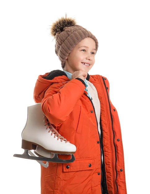 Mignon petit garçon avec des patins à glace contre blanc