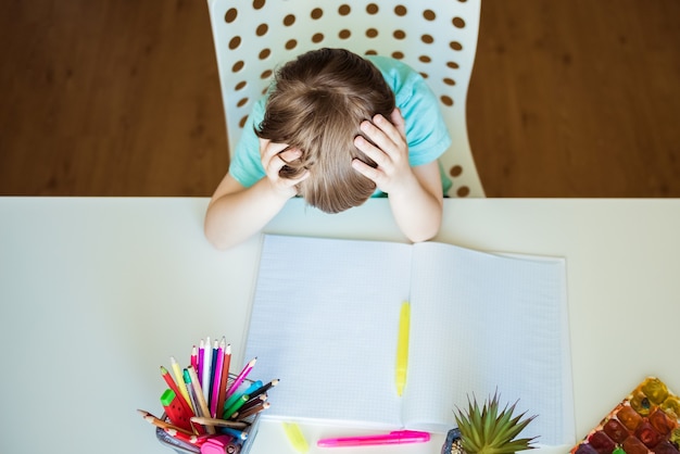 Mignon Petit Garçon Peignant Avec Des Crayons De Couleur à La Maison, à La Maternelle Ou à La Maternelle. Jeux Créatifs Pour Les Enfants à La Maison