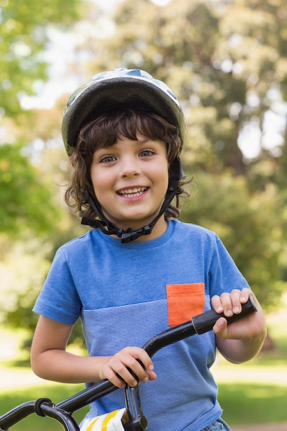 Mignon petit garçon portant un casque de vélo