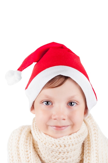 Mignon petit garçon portant une casquette de père Noël