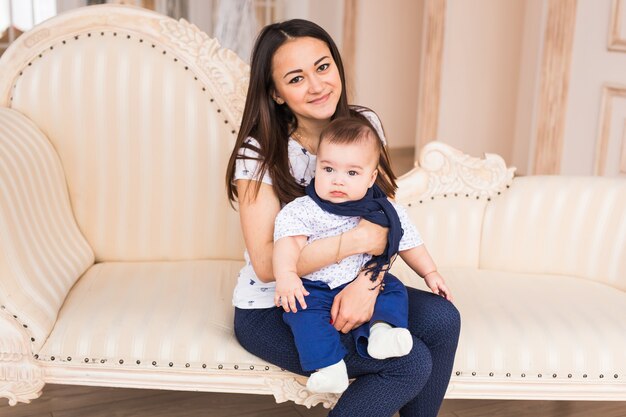 Mignon petit garçon, portrait en gros plan d'un enfant adorable, enfant en bas âge doux aux yeux bleus, enfance en bonne santé, nourrisson caucasien parfait, bel enfant, concept d'innocence