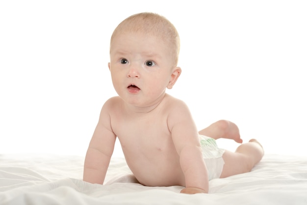 Mignon petit garçon rampant isolé sur fond blanc