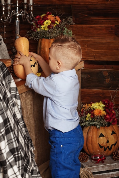 Mignon petit garçon s'amusant dans les décorations d'Halloween