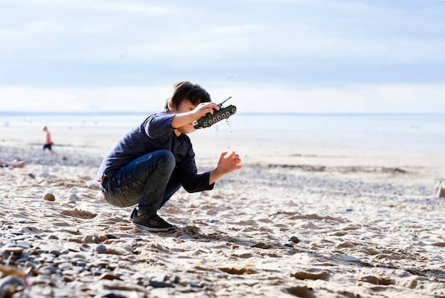 Mignon petit garçon s'amusant sur la plage