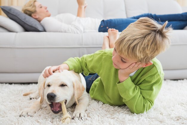 Photo mignon petit garçon avec son chiot