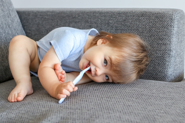 Mignon petit garçon souriant avec une brosse à dents