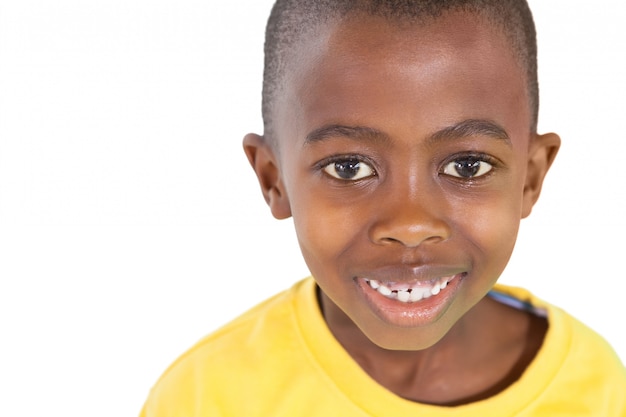 Photo mignon petit garçon souriant à la caméra