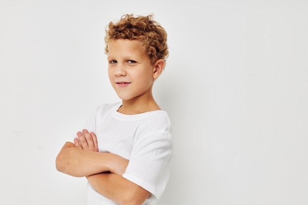 Mignon petit garçon sourire en tshirt blanc enfance inchangée