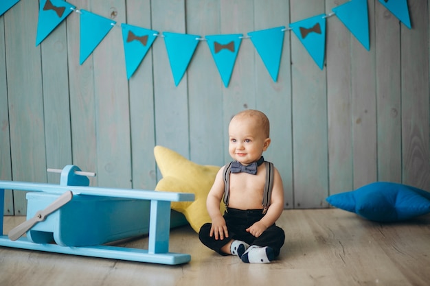 Mignon petit garçon en studio