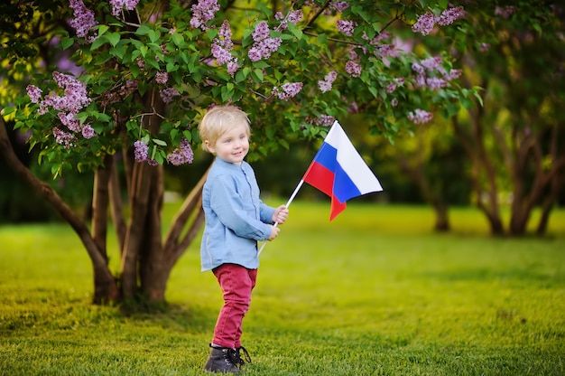 Mignon Petit Garçon Tenant Le Drapeau Russe. Les Enfants En Russie. Concept D'élection Ou De Fête Nationale. Fédération Russe