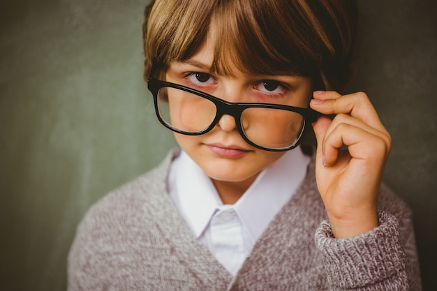 Photo mignon petit garçon tenant des lunettes