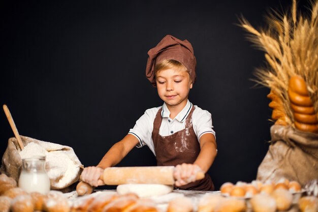 Mignon petit garçon avec toque