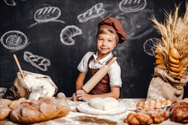 Mignon petit garçon avec toque