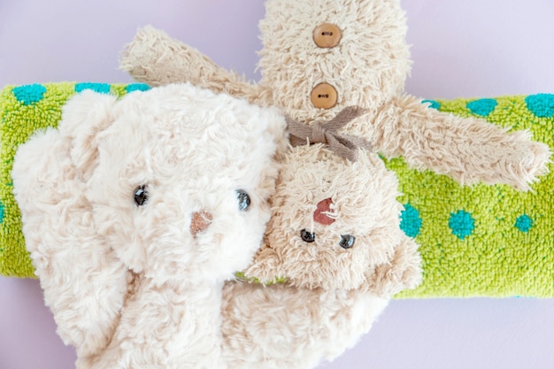 Mignon petit ours en peluche allongé sur le lit