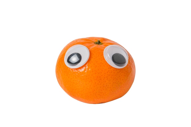 Mignon petit personnage mandarin avec de grands yeux écarquillés isolé sur fond blanc