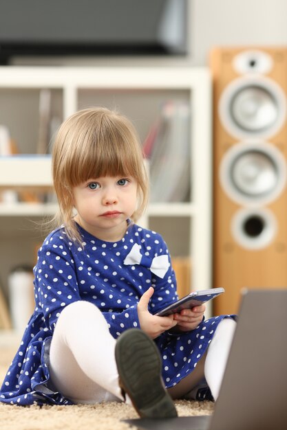 Mignon, petite fille, sur, moquette plancher, utilisation, téléphone portable