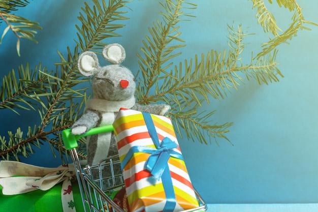Mignon rat gris jouet avec cadeau présent boîte panier jouets fourrure épinette branches