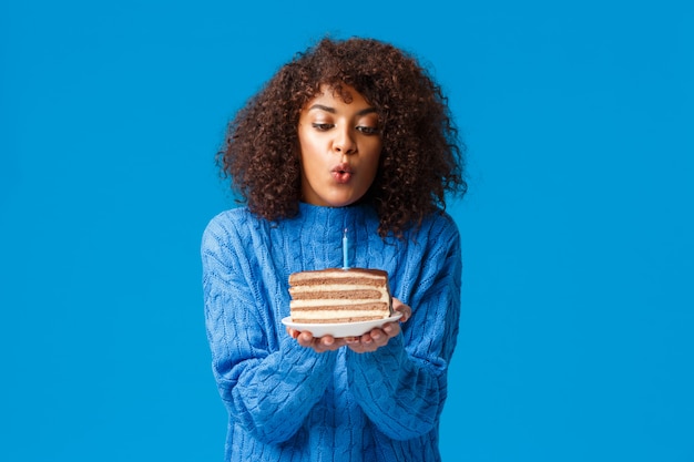 Mignon et tendre, jeune femme afro-américaine avec coupe de cheveux bouclés, en pull