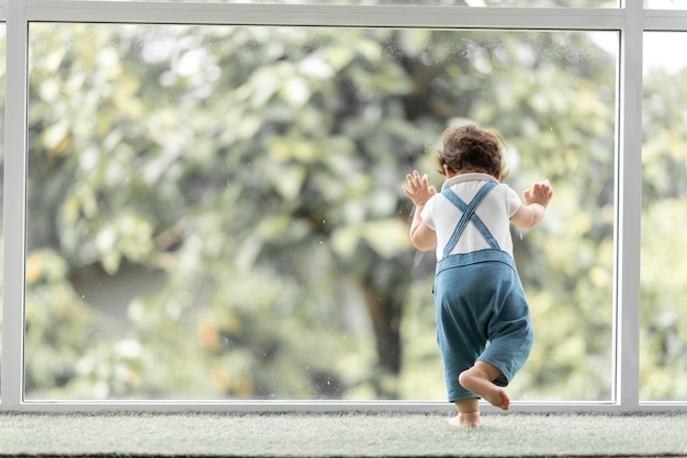 Mignon tout-petit petit enfant concept de famille bébé apprenant à marcher avec le père et la mère pour aider à prendre soin et à tenir la main première étape avec le soutien des parents d'enfance petit amour portrait petit garçon à la maison