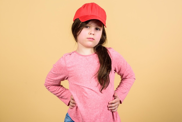 Mignonne en casquette Mode enfantine Se sentir en confiance avec cette casquette Fille mignonne enfant porter une casquette ou un chapeau snapback fond beige Petite fille portant une casquette de baseball lumineuse Mode moderne Accessoire élégant