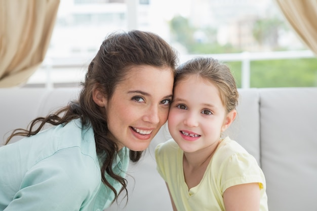 Mignonne mère et fille sur le canapé