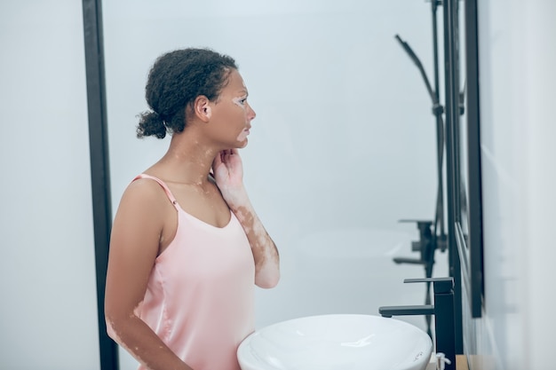 Une mignonne mulâtre dans la salle de bain le matin