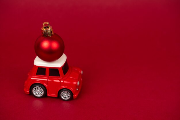 Mignonne petite automobile rouge avec boule de Noël rouge