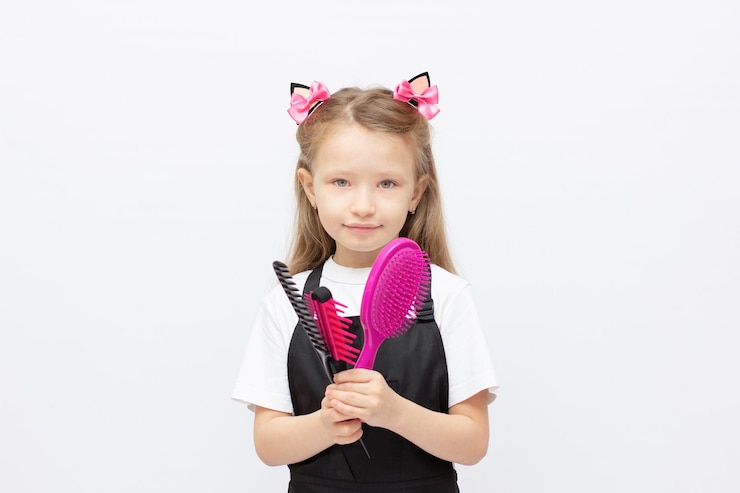Photo mignonne petite coiffeuse sur fond blanc